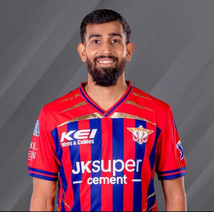 Prince Yadav Lucknow Super Giants की जर्सी में IPL मैच के दौरान गेंदबाजी करते हुए