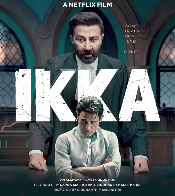 Ikka Movie 2026 का आधिकारिक पोस्टर जिसमें कोर्टरूम में वकील के रूप में सनी देओल और सामने बैठे अक्षय खन्ना दिखाई दे रहे हैं।