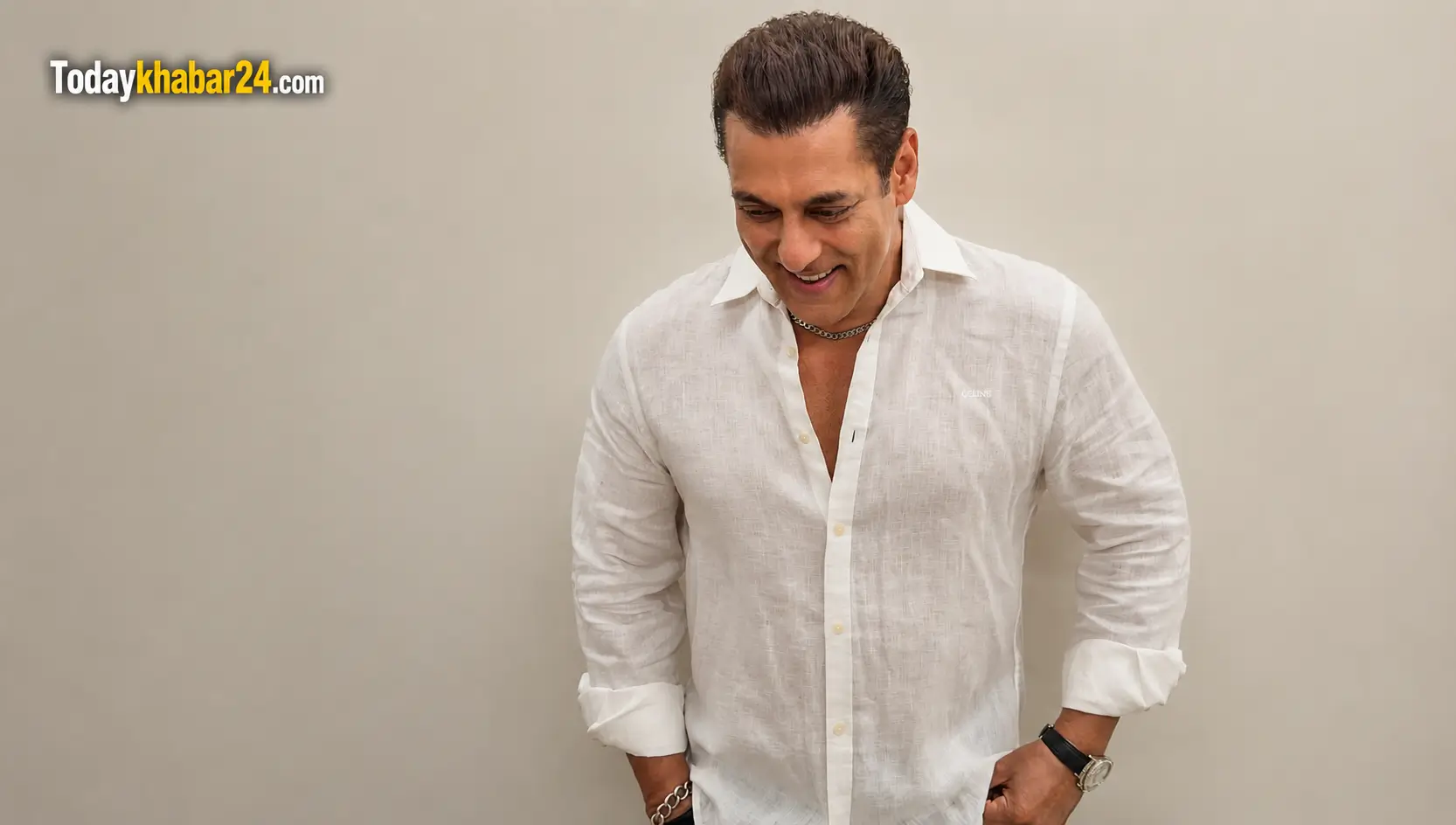 Salman Khan सफेद शर्ट में नए लुक के साथ मुस्कुराते हुए, ऊपर बाईं ओर Todaykhabar24.com लोगो, वायरल फोटो 2026।
