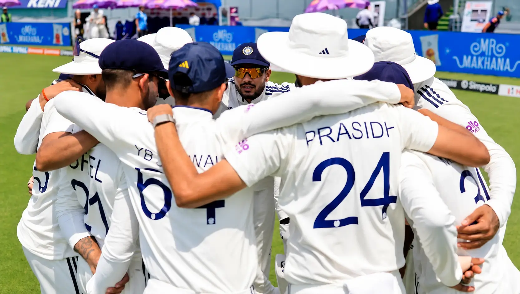 IND vs SL Test Series 2026: श्रीलंका दौरे से पहले मैदान में हडल बनाकर रणनीति बनाती भारतीय टेस्ट टीम।