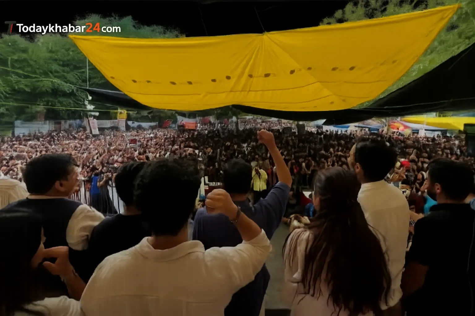 दिल्ली में CJP के संसद मार्च के दौरान मंच से प्रदर्शनकारियों को संबोधित करते नेता, सामने बड़ी संख्या में जुटी भीड़।सोनम वांगचुक