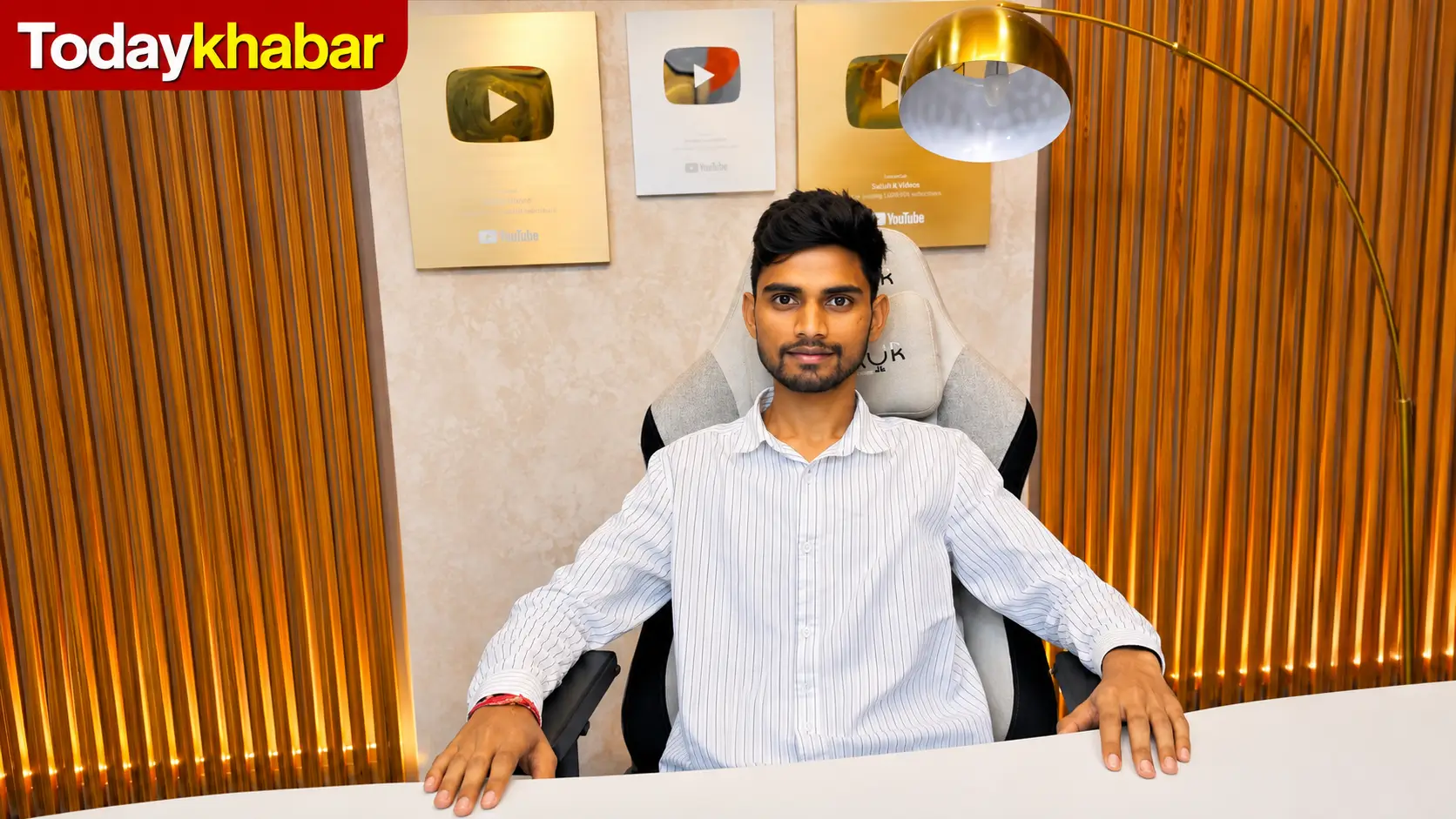 Vivek Blogger UP Biography 2026 की फीचर्ड इमेज, जिसमें Vivek Kumar आधुनिक ऑफिस स्टूडियो में बैठे हैं और बैकग्राउंड में YouTube Creator Awards दिखाई दे रहे हैं।